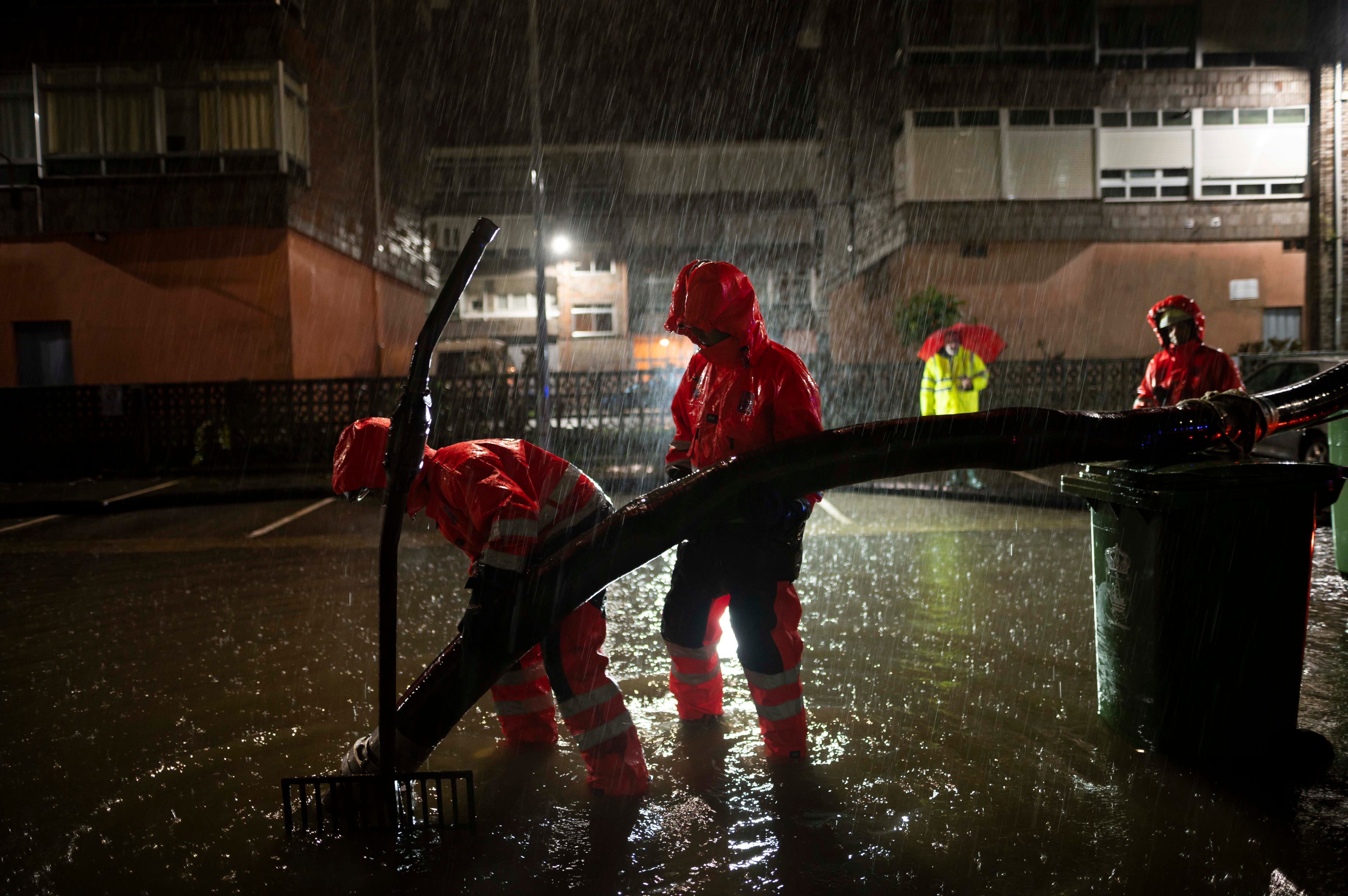 Archivo - Bomberos de Cantabria achican agua en el polígono industrial de Ampuero (Cantabria) por la crecida del río Asón, este lunes.