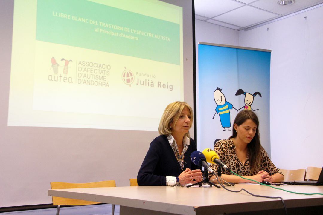 La presidenta d&#039;Autea, Inés Martí, i la neuropsicòloga, Carolina Pastor, durant la roda de premsa de presentació dels actes del Dia mundial d&#039;aquesta condició.