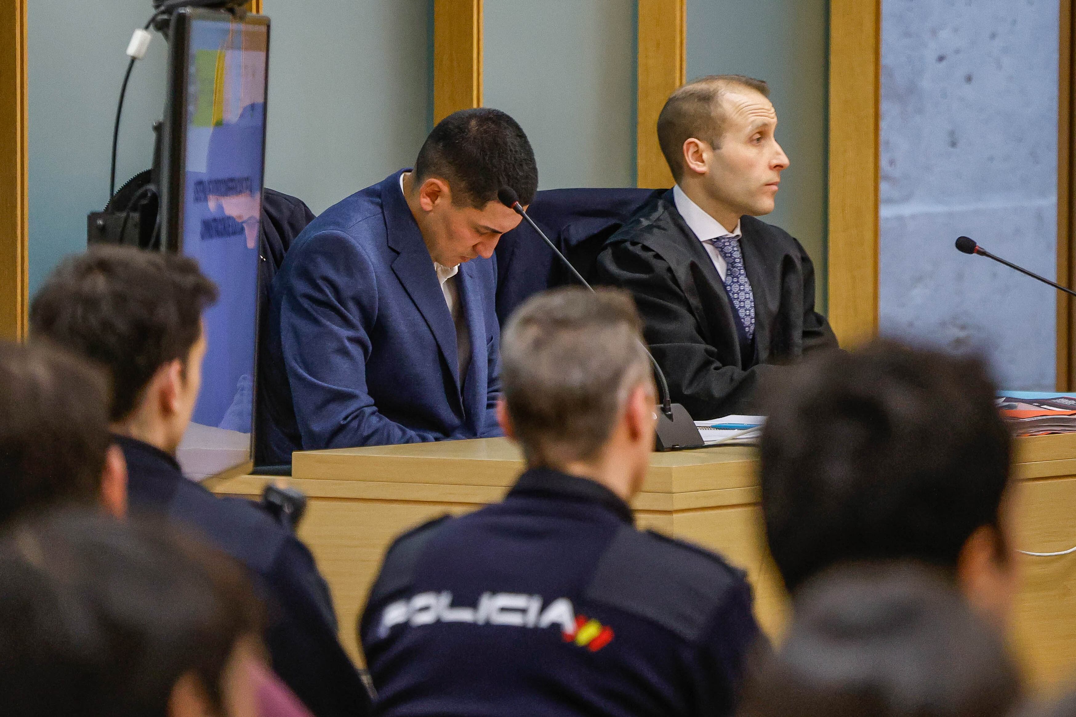 BURGOS (ESPAÑA), 02/02/2026.- El acusado por el homicidio del vallisoletano Sergio Delgado, que en la madrugada del 24 de febrero de 2024, mientras celebraba una despedida de soltero en una zona de copas de Burgos, recibió un puñetazo mortal tras decir que él era de 'Pucela', se sienta en el banquillo de los acusados durante el juicio en su contra que ha empezado este lunes en Burgos y para el que el Ministerio Fiscal pide doce años de prisión, y diez más de libertad vigilada. EFE/Santi Otero