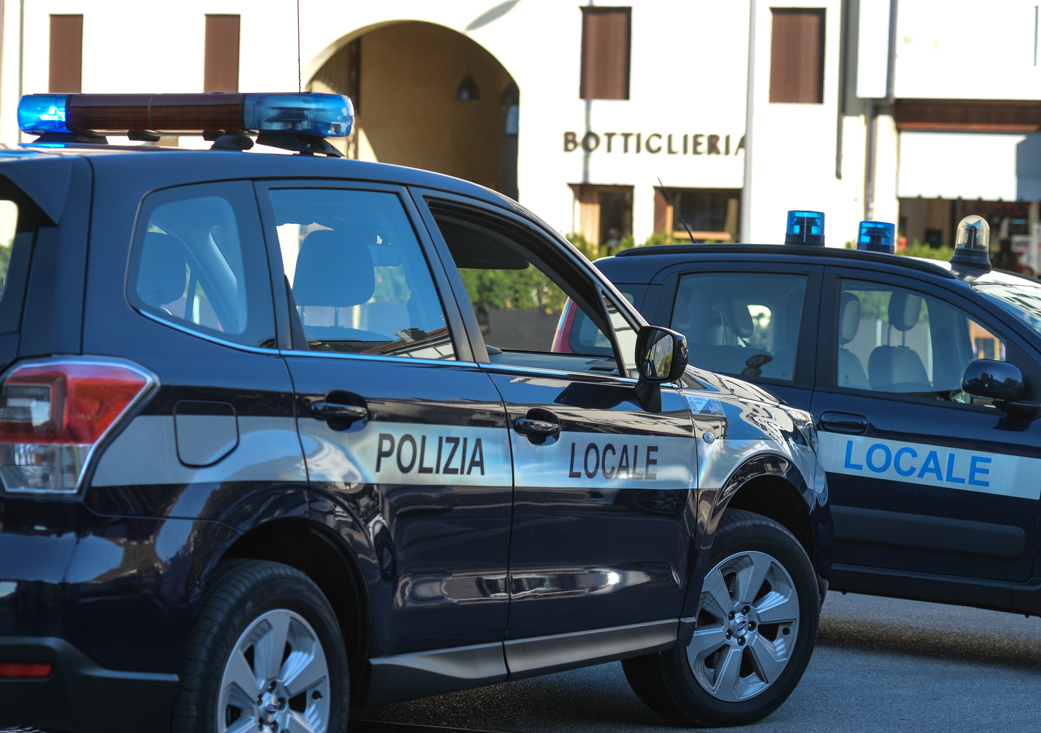 Imagen de archivo de coches de policía italianos