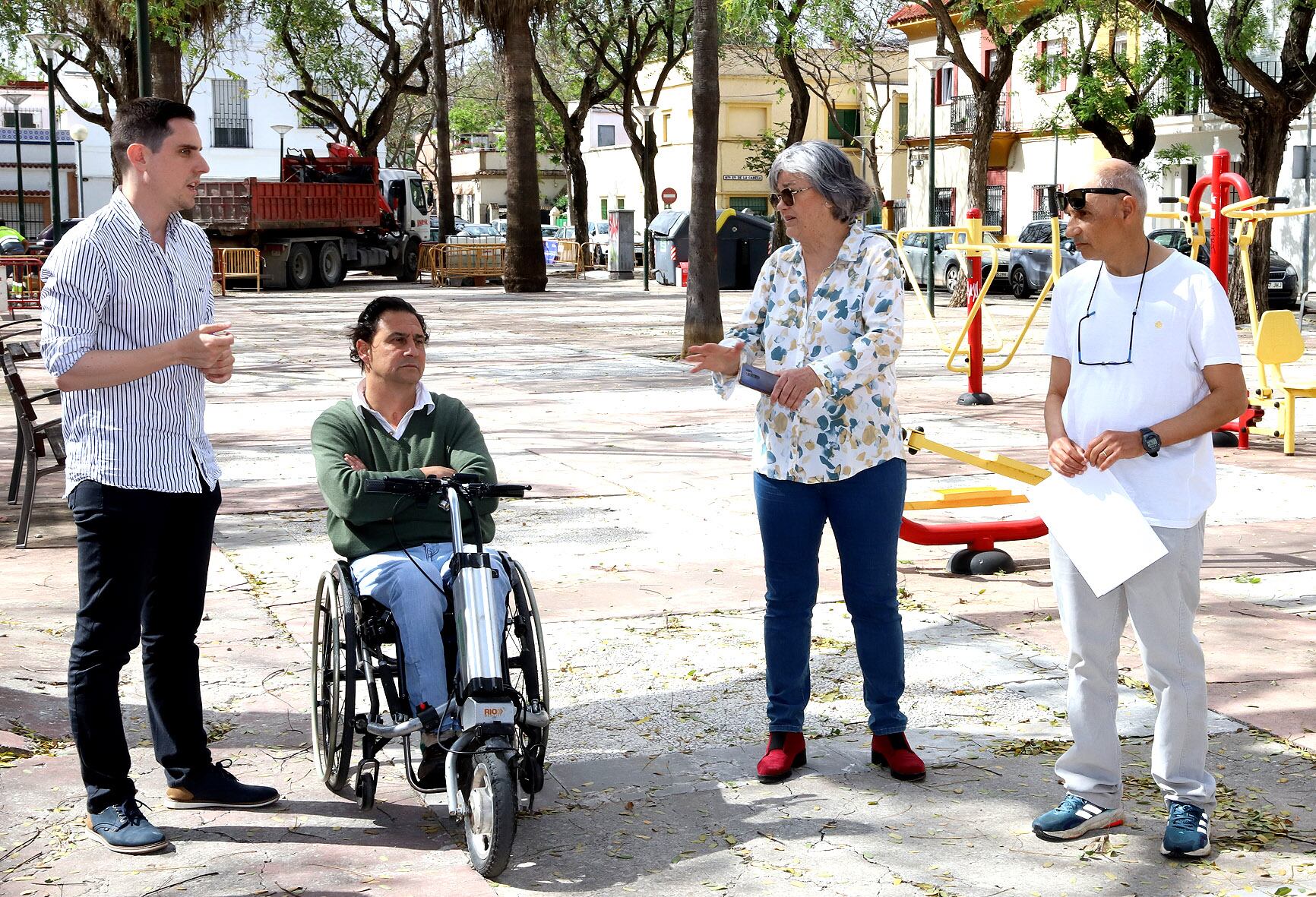 Jaime Espinar durante su visita a la Barriada de España