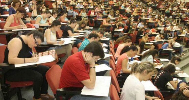 Opositores durante un examen