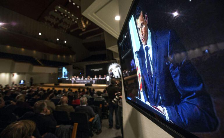 GRA395. VALENCIA, 20/11/2014.- El presidente del Valencia CF, Amadeo Salvo, se dirige a los accionistas que han acudido esta tarde al Palau de la Música de Valencia a la junta general ordinaria que aprueba las cuentas del club de la pasada campaña y un presupuesto para la presente, que se verá reducido en algo más de 10 millones hasta rondar los 75. EFE/Manuel Bruque