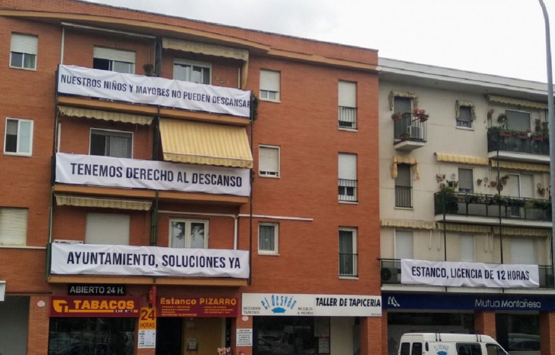 Pancartas colocadas por los vecinos en sus balcones