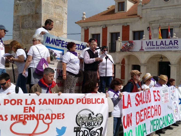 Carlos Pedrero, portavoz del Moviemiento en Defensa de la Sanidad Pública, durante su alocución en el monolito de Villalar de los Comuneros