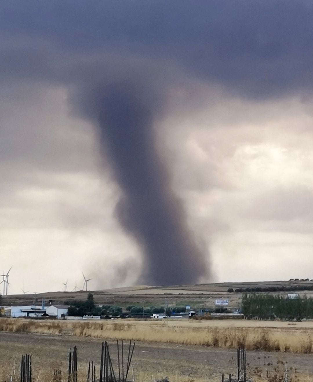 Uno de los tornados que se han visto este lunes en Campillos (Málaga)