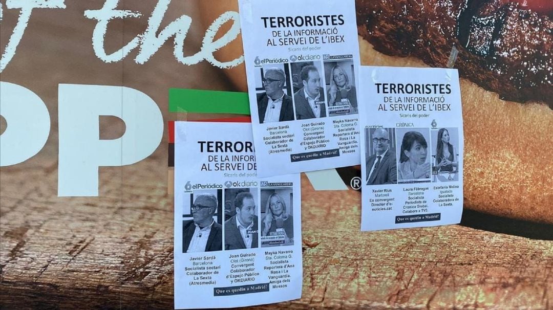 Los carteles con amenazas a periodistas aparecidos en Barcelona.