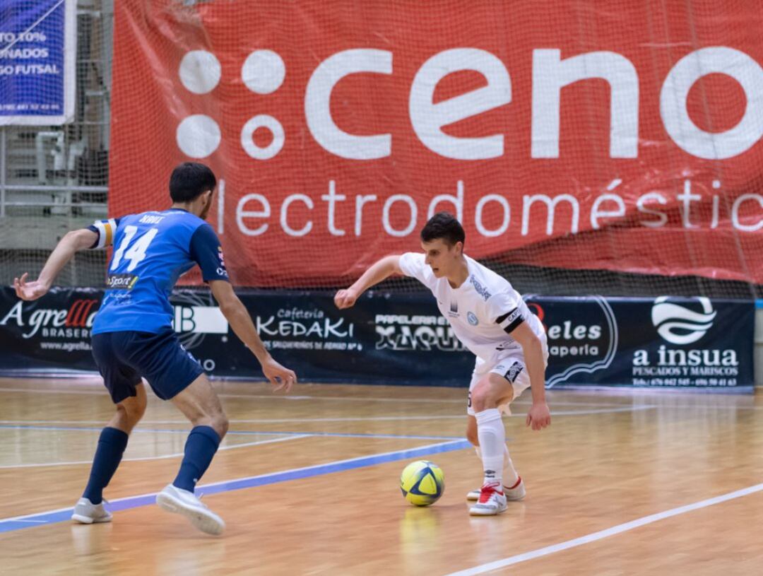 Isma, con el balón, en el partido de la primera vuelta ante el Alzira