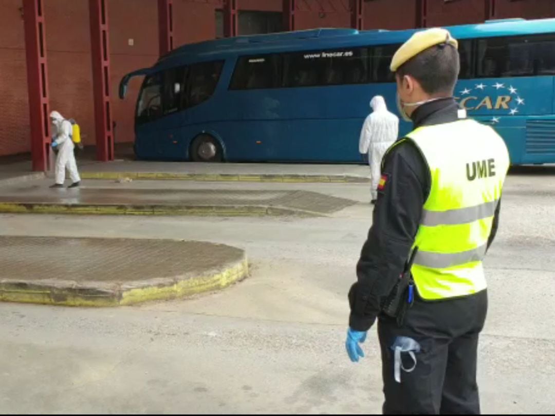 Efectivos de la UME desinfectan la estación autobuses de Benavente