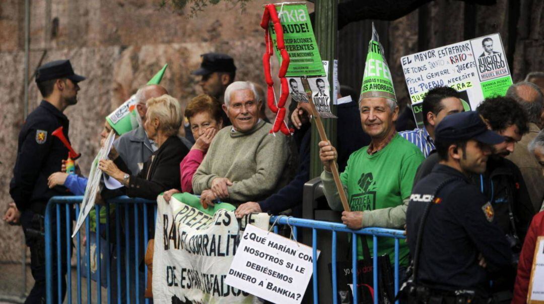 Grupo de preferentistas frente a la Audiencia Nacional en la calle Prim 