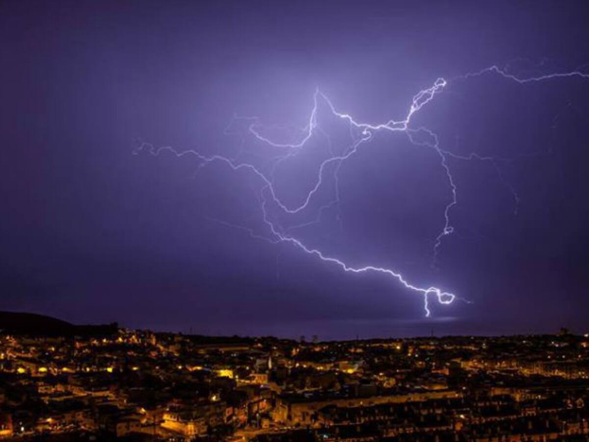 Casi 800 rayos sobre Canarias en una hora