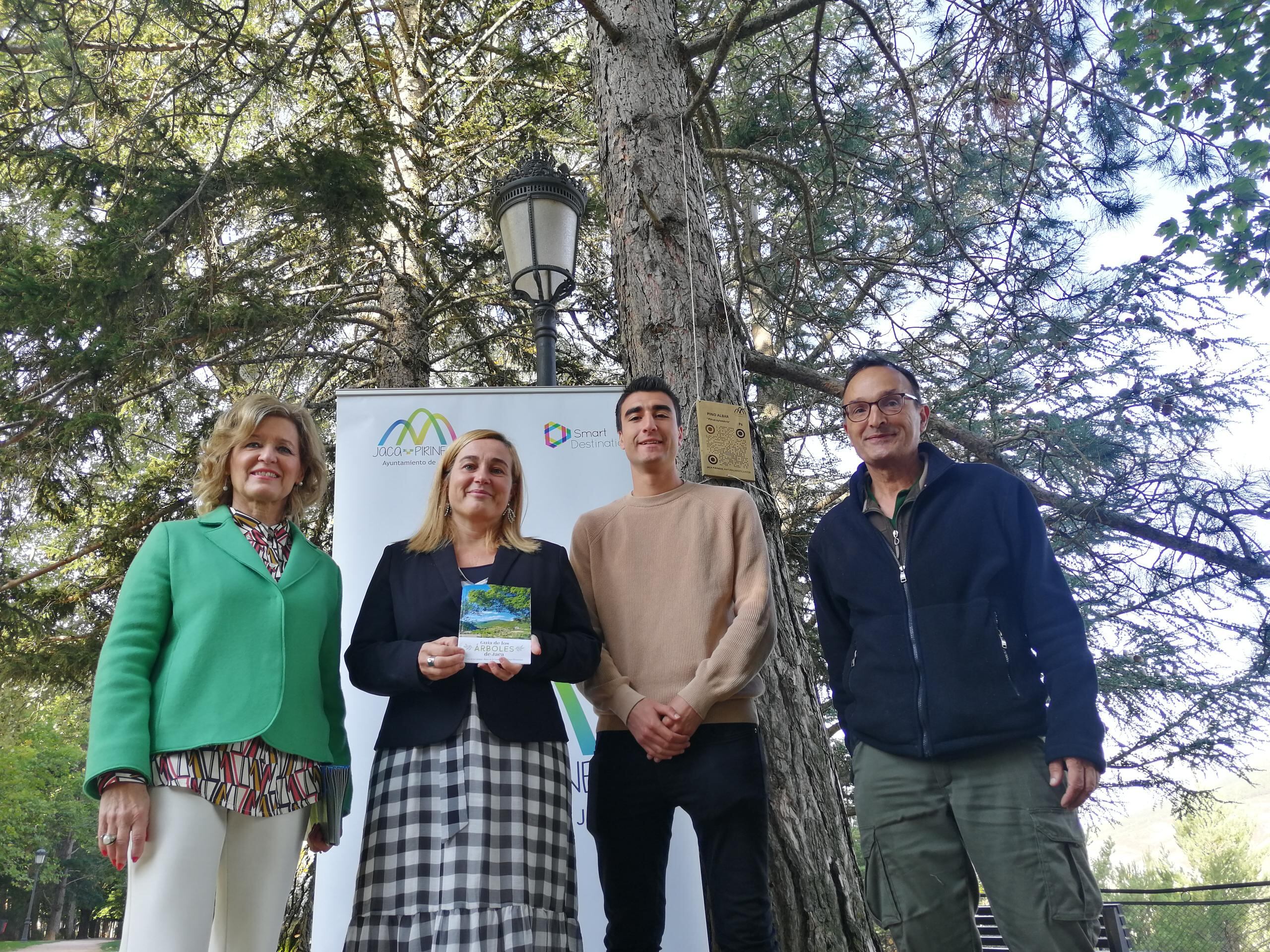 Responsables políticos y técnicos de las áreas de turismo y medio ambiente del Ayuntamiento de Jaca presentaban la guía en el Paseo de la Cantera