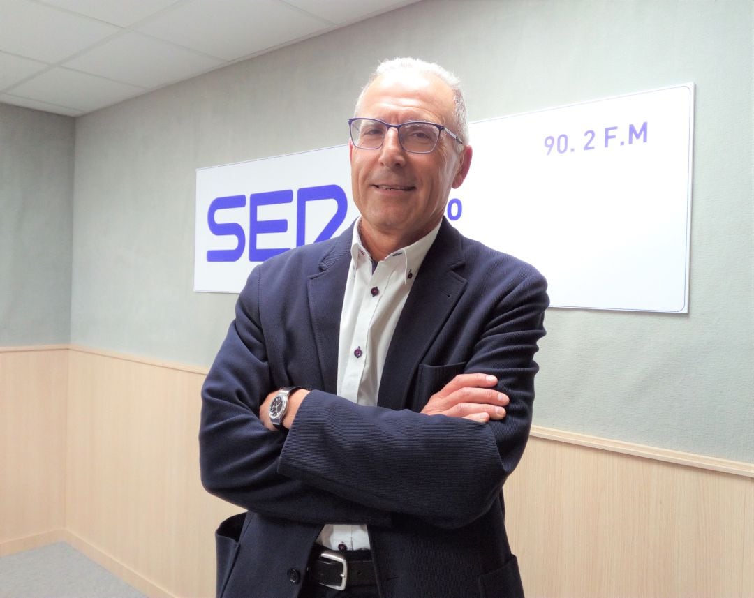 El Dr. Llamas, en el estudio de Radio Elda, al término de la entrevista