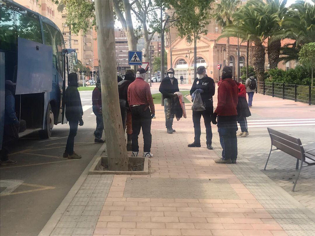 La Policía Local de Lorca entrega 3.000 mascarillas a jornaleros agrícolas