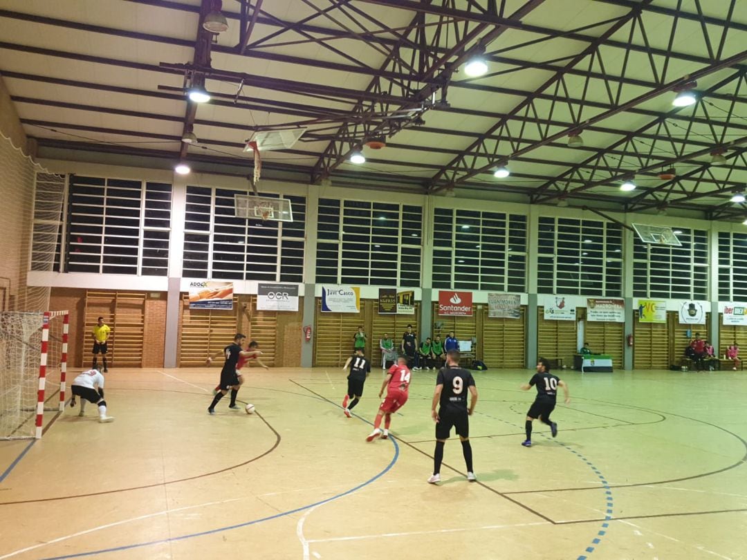 El Nueva Elda ajustó su balance defensivo y afinó su puntería en Madroñera