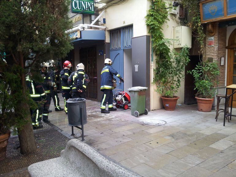 Los Bomberos de Granada actúan en la extinción de un incendio en el Restaurante Cunini, en el centro de Granada, en la Plaza de la Pescadería.