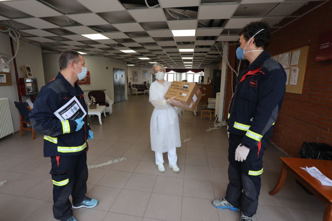 Bomberos del Ayuntamiento de Móstoles entregan material sanitario al personal de la Residencia Virgen de la Concepción en Navalcarnero