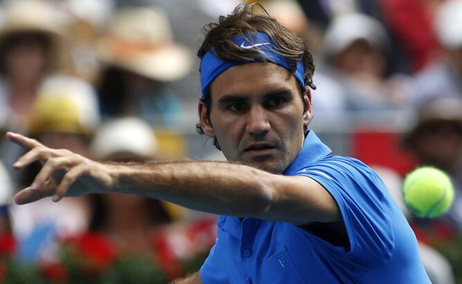 El tenista suizo Roger Federer golpea la bola durante la final del Master 1.000 de Madrid que ha disputado ante el checo Tomas Berdych, el 13 de mayo de 2012, en las instalaciones de la Caja Mágica de la capital española