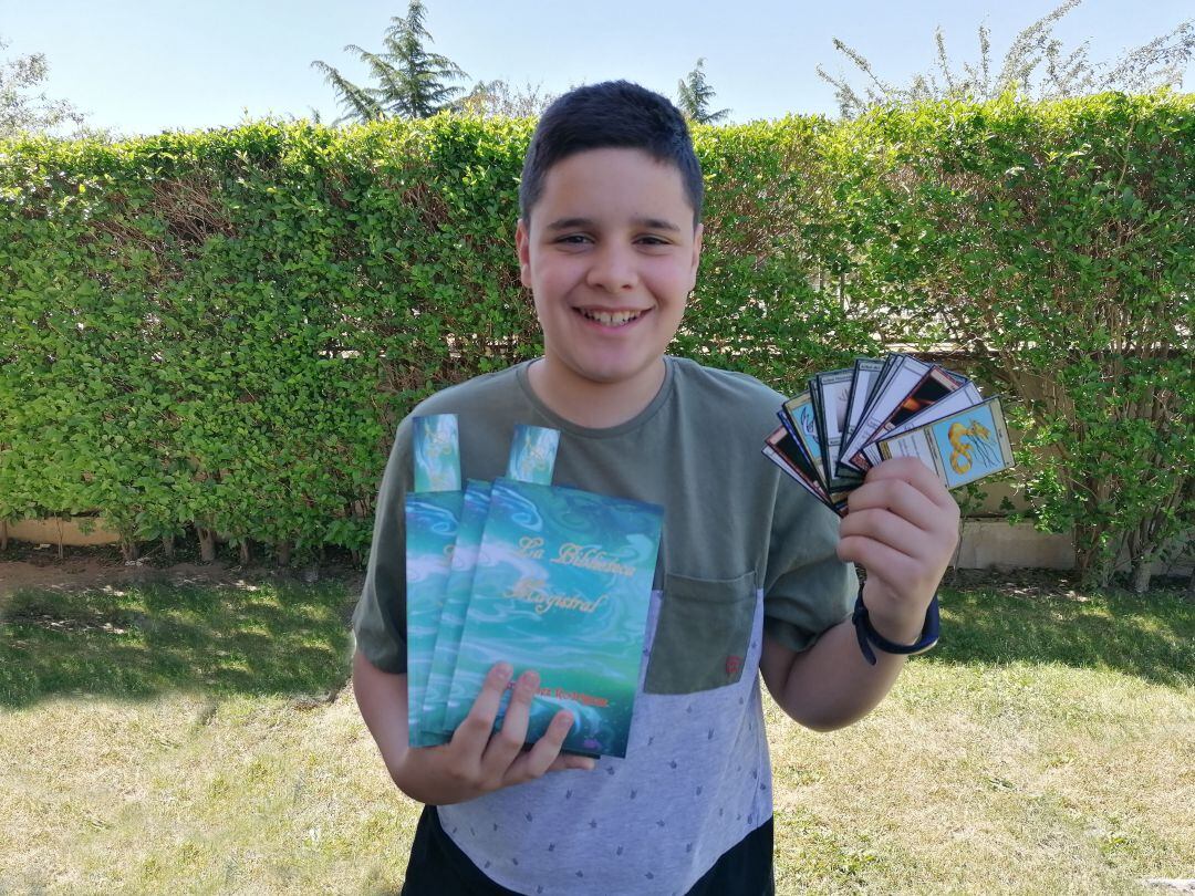 Javier con ejemplares de su libro y las cartas que incluye