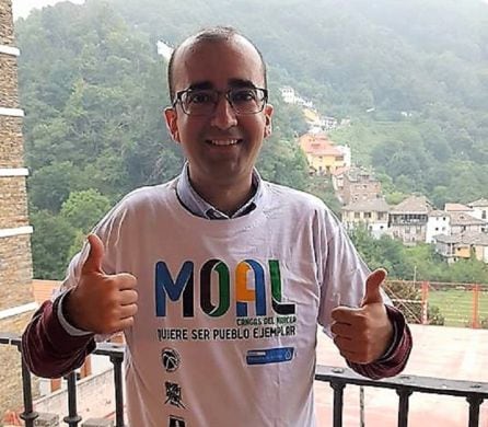 El alcalde de Cangas del Narcea, José Víctor Rodríguez, posa con la camiseta de apoyo a Moal, que finalmente se ha hecho con el galardón de Pueblo Ejemplar de Asturias 2018.