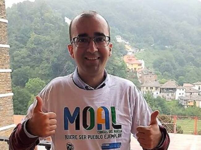 El alcalde de Cangas del Narcea, José Víctor Rodríguez, posa con la camiseta de apoyo a Moal, que finalmente se ha hecho con el galardón de Pueblo Ejemplar de Asturias 2018.