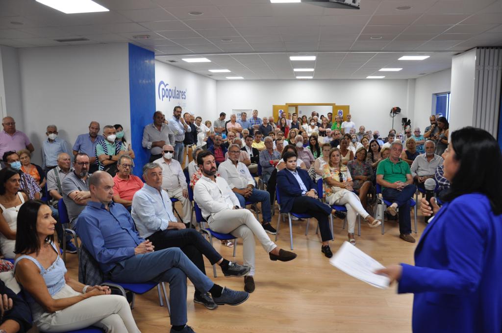 Elena Candia en la reunión de afiliados presentando el programa &quot;ObxectivoLugo&quot;