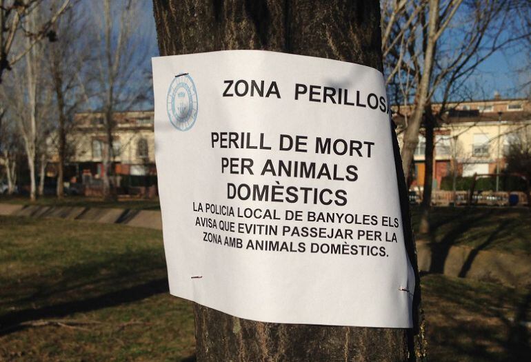 La policia ha penjat cartells advertint els propietaris de gossos.