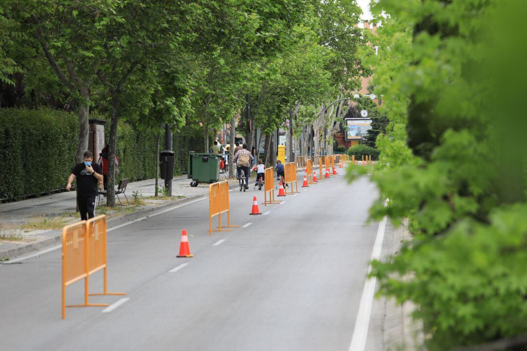 Vecinos de Getafe pasean por la ciudad durante la primera fase del desconfinamiento.