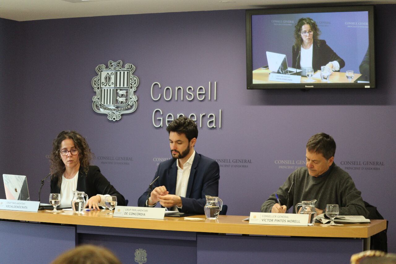 Els presidenta de grups parlamentaris de Concòrdia i del PS, Cerni Escalé i Judith Casal, i el conseller no adscrit Víctor Pintos van presentar la comissió d'enquesta