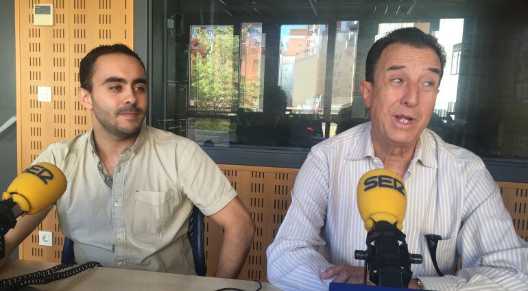 César Lomas y Aurelio Garcia Blanco, presidente de la Asociación Micológica Vallisoletana, en los estudios de Radio Valladolid