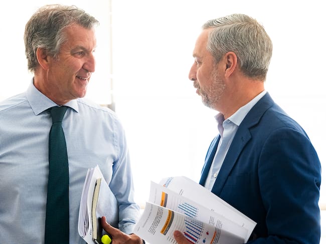 El líder del PP, Alberto Núñez Feijóo (i), y el vicesecretario general de Economía, Juan Bravo