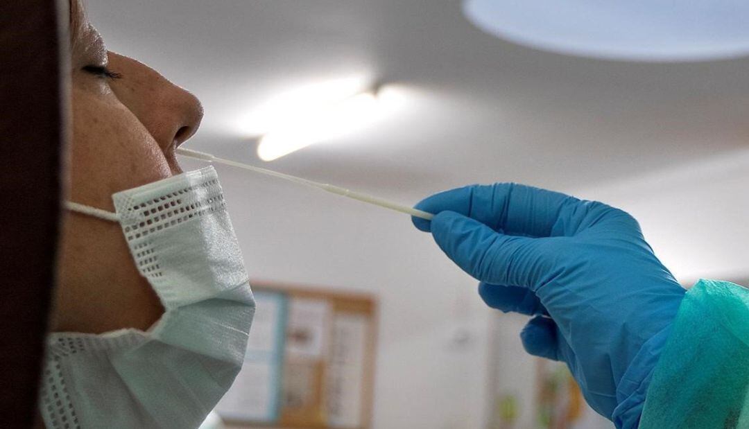 Una mujer se somete a un test PCR.