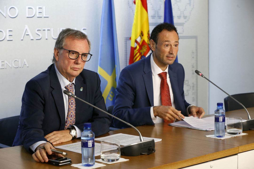 El consejero de Sanidad (izquierda), Francisco del Busto, ha comparecido junto al portavoz del ejecutivo, Guillermo Martínez, para explicar los detalles del decreto que limita a dos meses las esperas para pruebas diagnósticas.