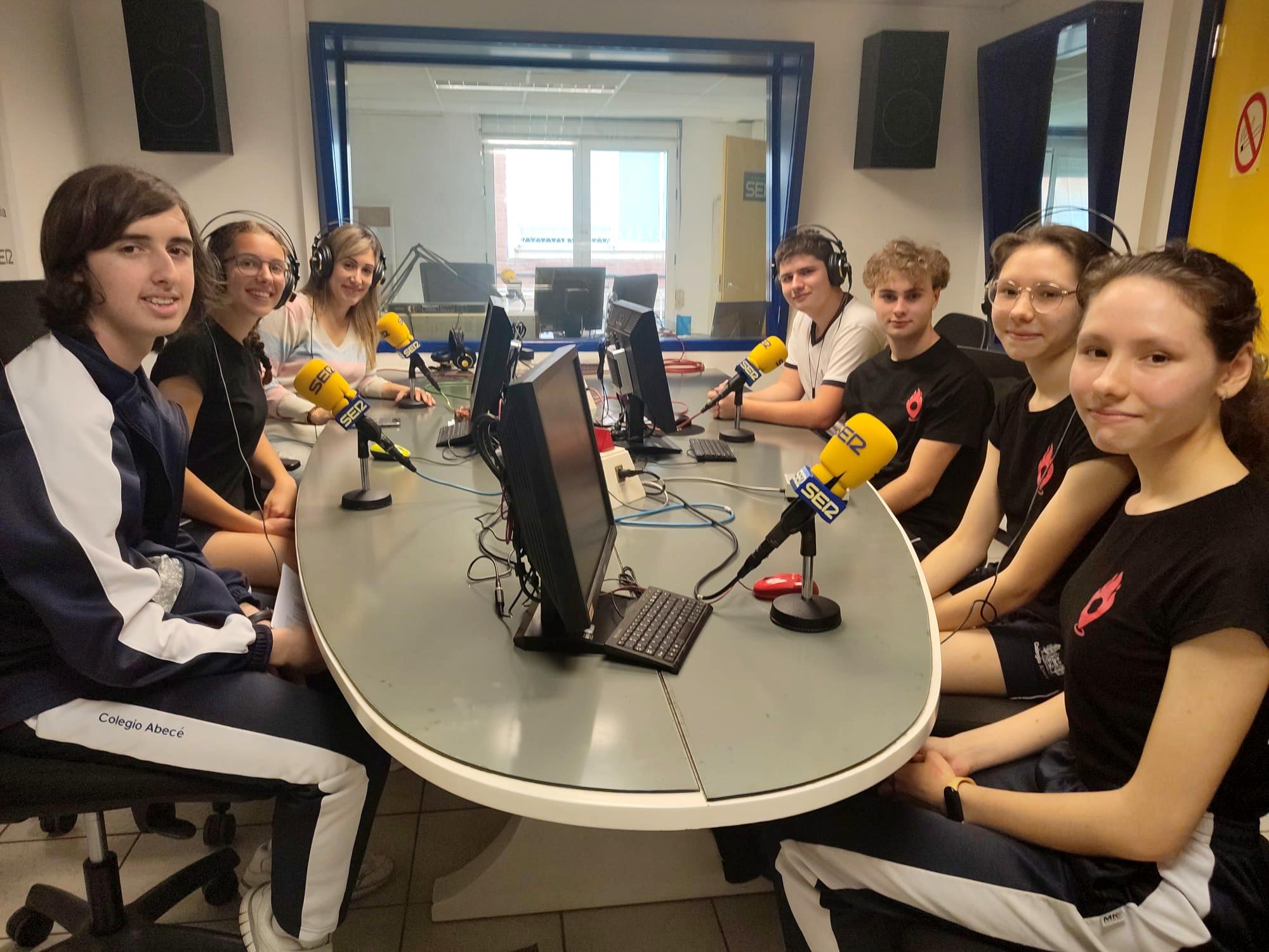 Alumnado del colegio Abecé en los estudios de Radio Gandia junto a su profesora Cristina García.