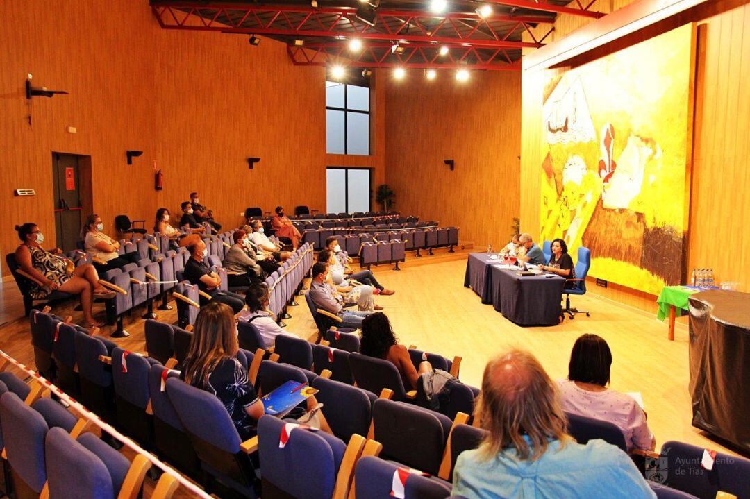 Un momento de la reunión con el sector comercial de Tías.