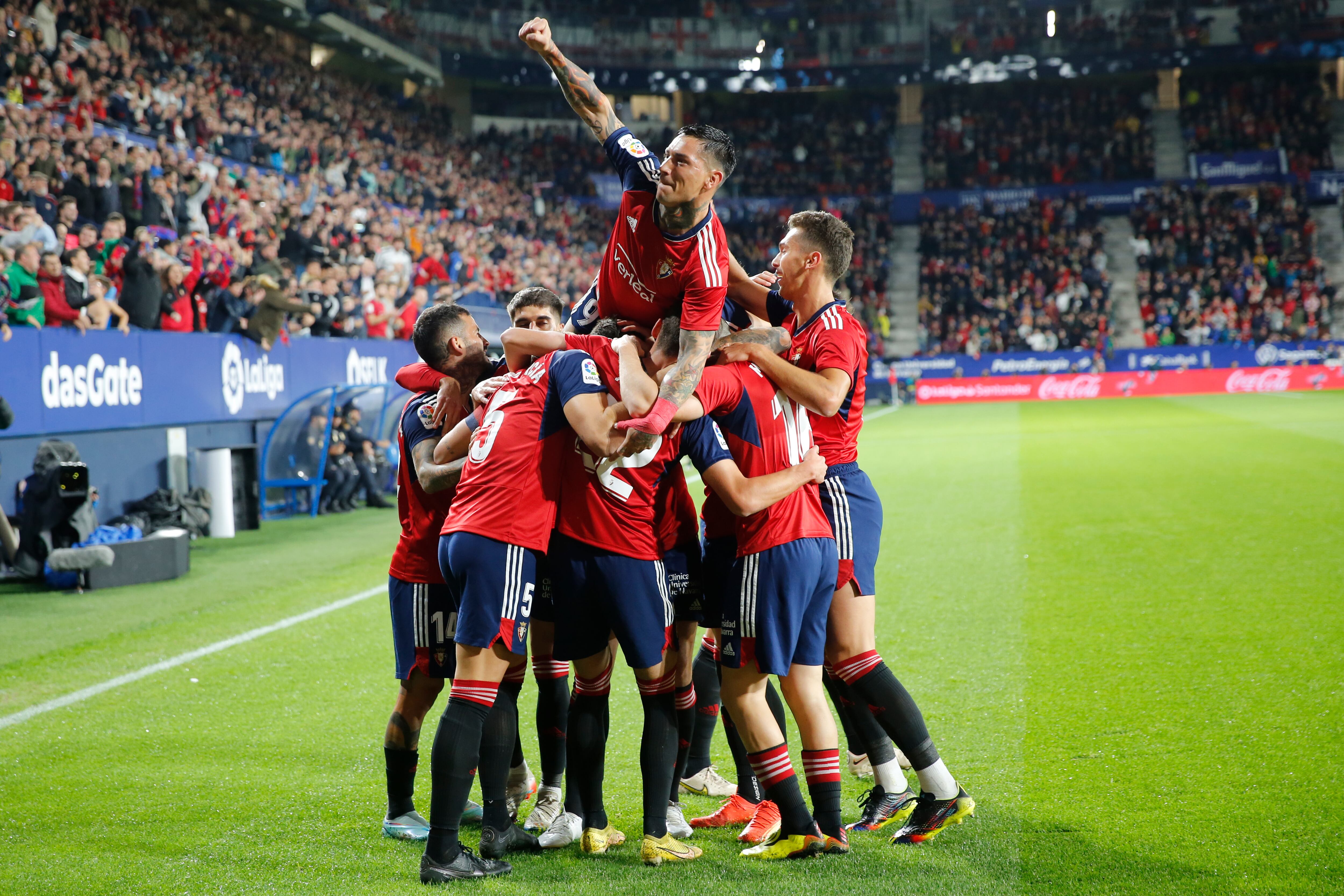 Los jugadores de Osasuna celebran el 1-0 ante el FC Barcelona en el estadio de El Sadar, en Pamplona