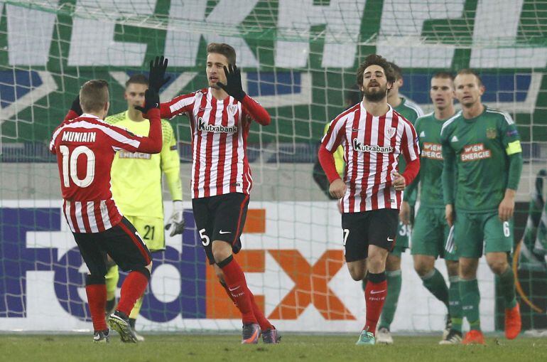 Los jugadores del Athletic celebran el tanto del empate.