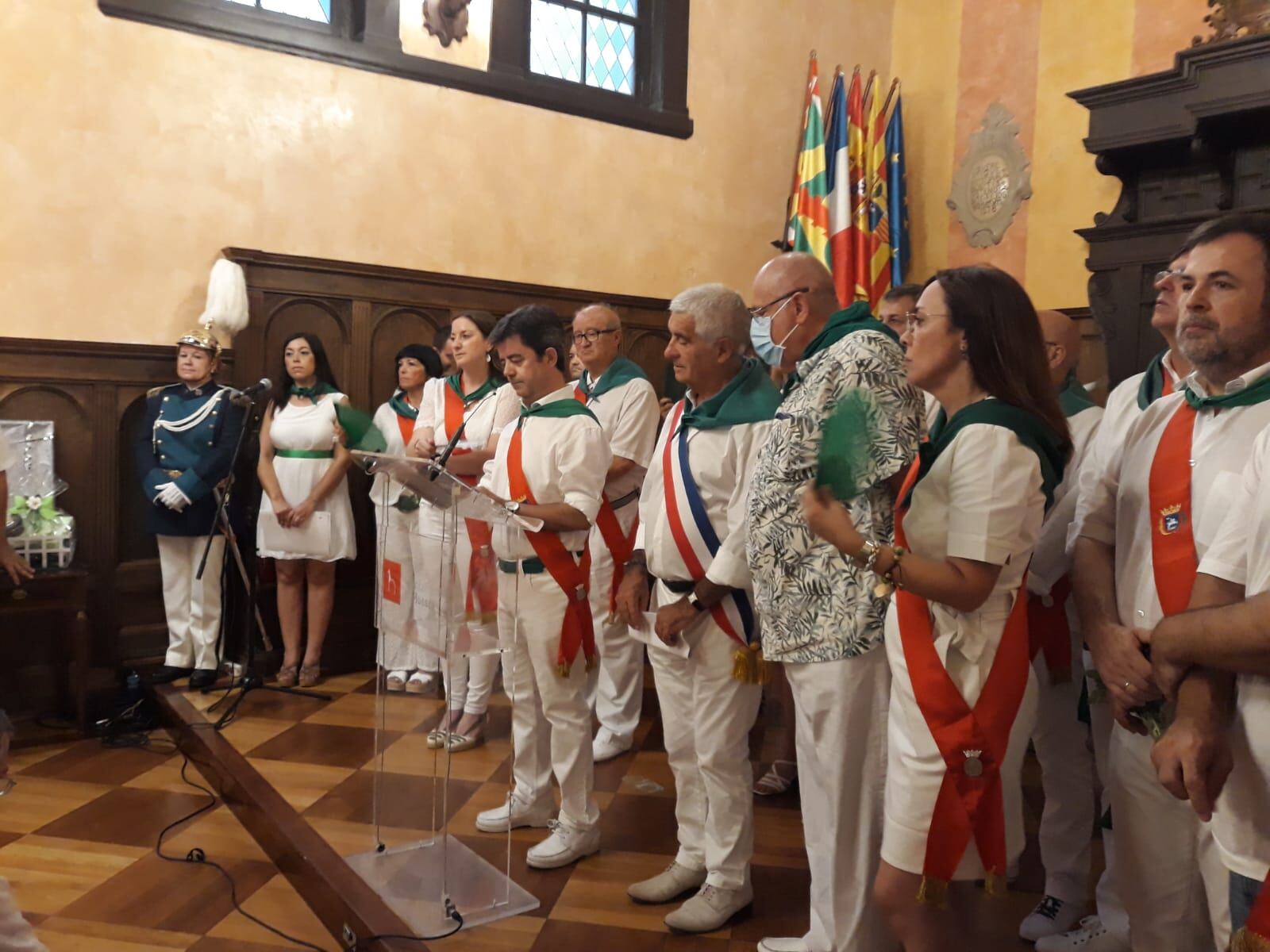 El alcalde de la capital oscense, Luis Felipe, acogía al primer edil francés, Gerard Trémège, en el acto de acogida a la ciudad hermanada de Tarbes el 9 de agosto