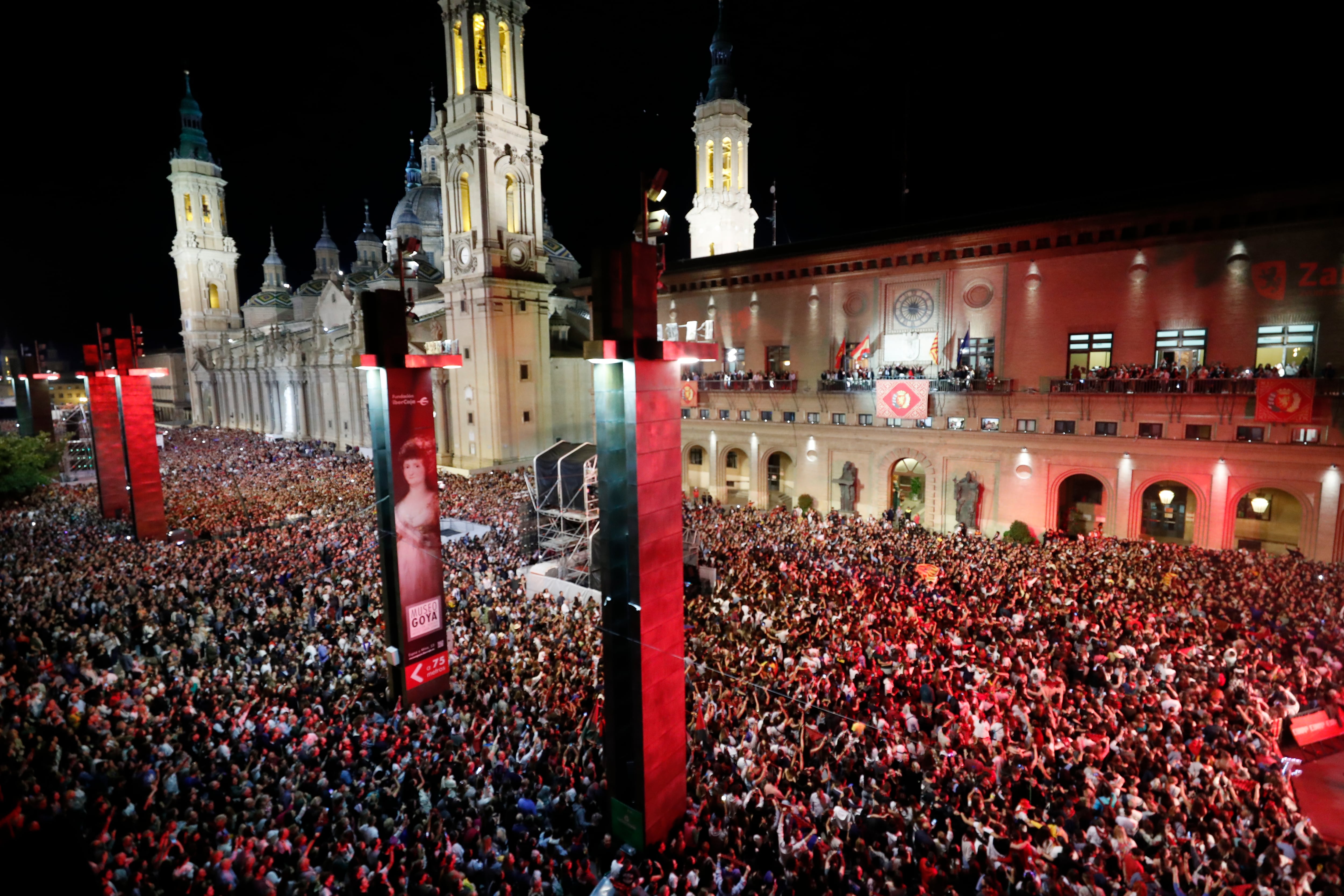 ZARAGOZA, 05/10/2024.- Los ganadores OT Juanjo Bona y Naiara Moreno protagonizan el pregón que da inicio a las Fiestas de El Pilar, este sábado en Zaragoza. EFE/Javier Cebollada
