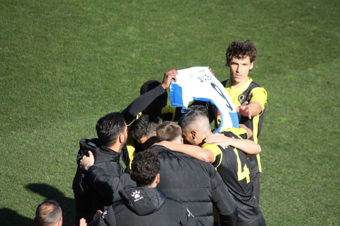 Los jugadores del Hércules muertan la camiseta homenaje a Jule