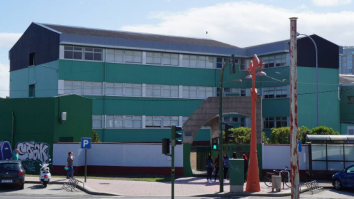 Profesores y alumnos del Anxel Casal se movilizan en contra de la formación a distancia