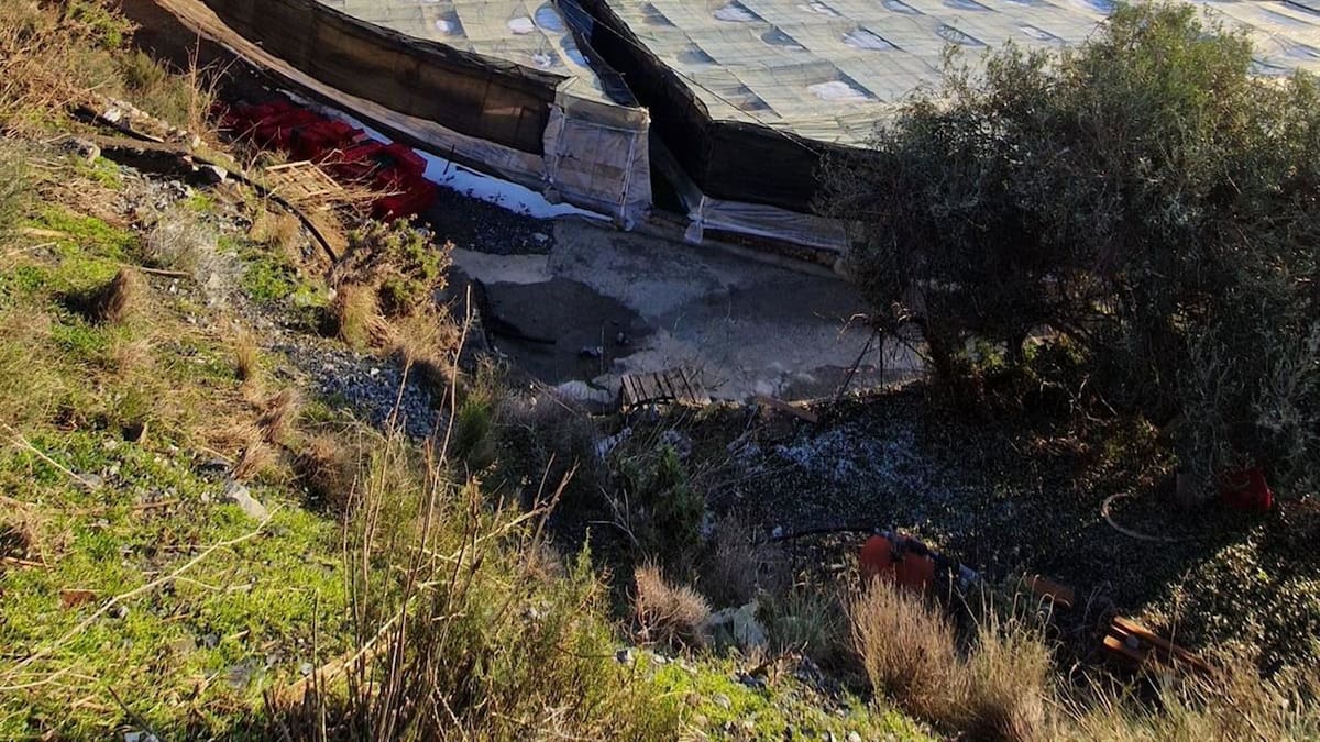 Los agricultores advierten de "daños severos" en invernaderos de Carchuna durante el temporal