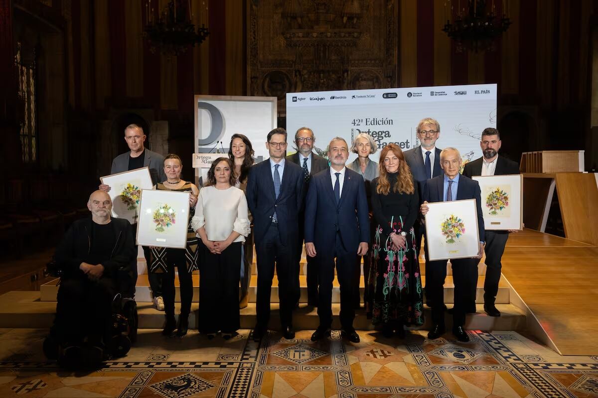 De izquierda a derecha, el escritor Martín Caparros, el periodista Mikel Ayestaran, la periodista Isabel Coello, la directora de EL PAÍS, Pepa Bueno, la periodista Brenda Valverde, el presidente de PRISA y de EL PAÍS, Joseph Oughourlian, el director general de prensa de PRISA MEDIA, Juan Cantón, el alcalde de Barcelona, Jaume Collboni, la defensora del lector de EL PAÍS, Soledad Alcaide, la vicepresidenta de PRISA, Pilar Gil, el delegado de PRISA en Cataluña, Jaume Serra, el periodista Jorge Ramos y el fotoperiodista Óscar Corral.