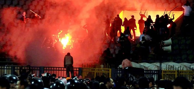 Aficionados egipcios se enfrentan en las gradas del estadio de Port Said (Egipto) este miércoles 1 de febrero de 2012. Al menos 73 personas han muerto y 136 han resultado heridos en los enfrentamientos entre las hinchadas de dos equipos de fútbol egipcios