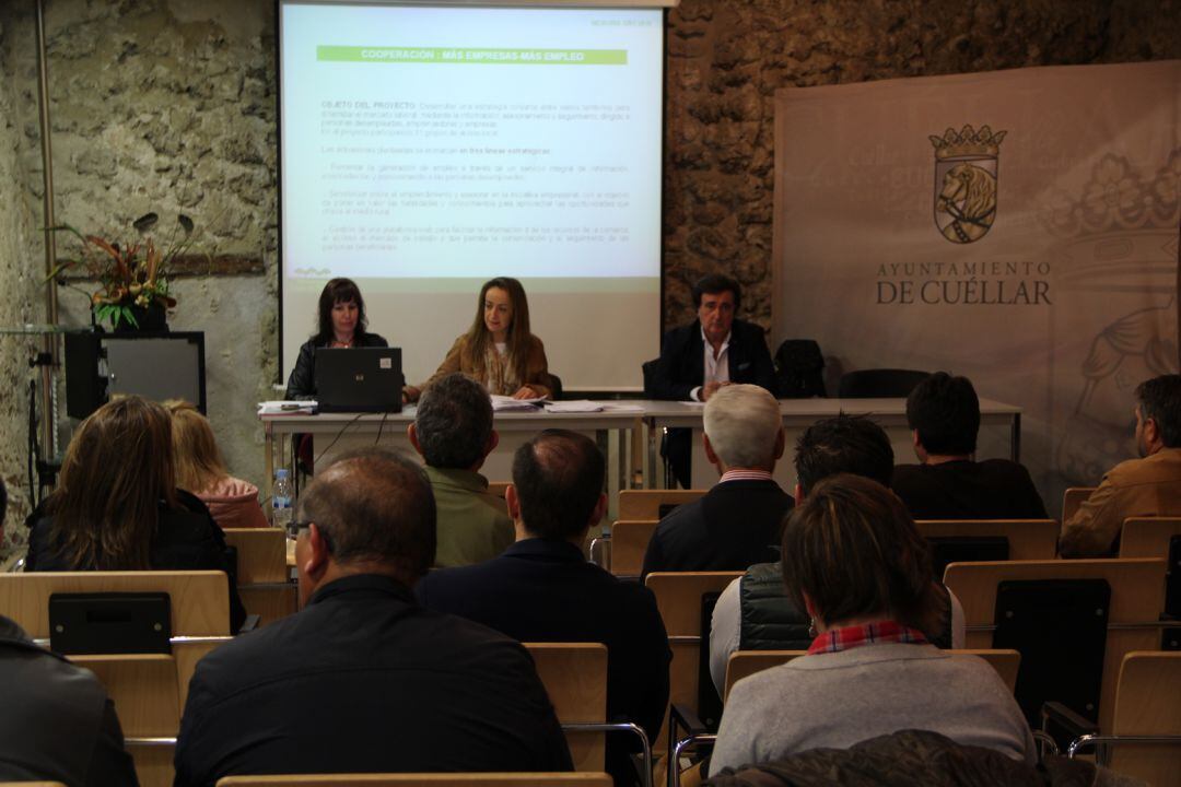 La gerente de Honorse, Maite Ferreiro explica las actuaciones del grupo de acción local Honorse Tierra de Pinares en la última asamblea general de socios.