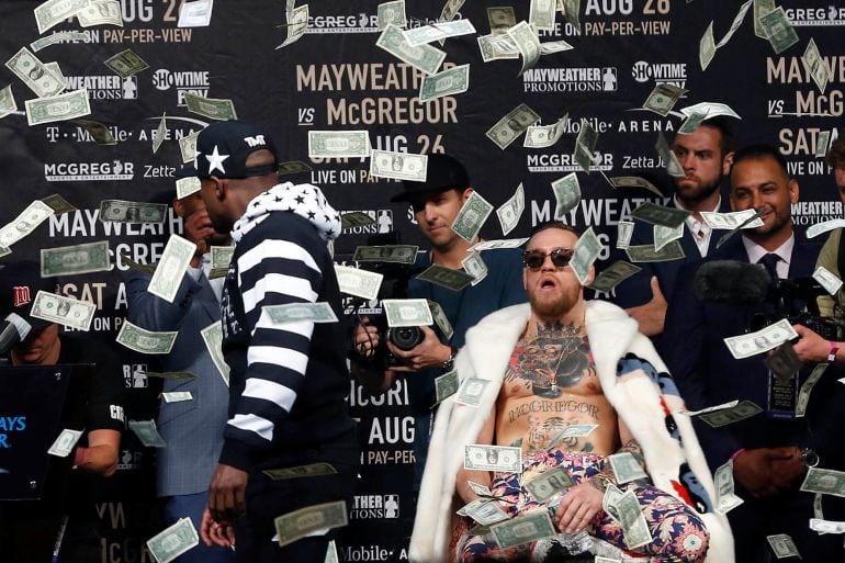 Momento en el que Mayweather lanza el dinero sobre McGregor.