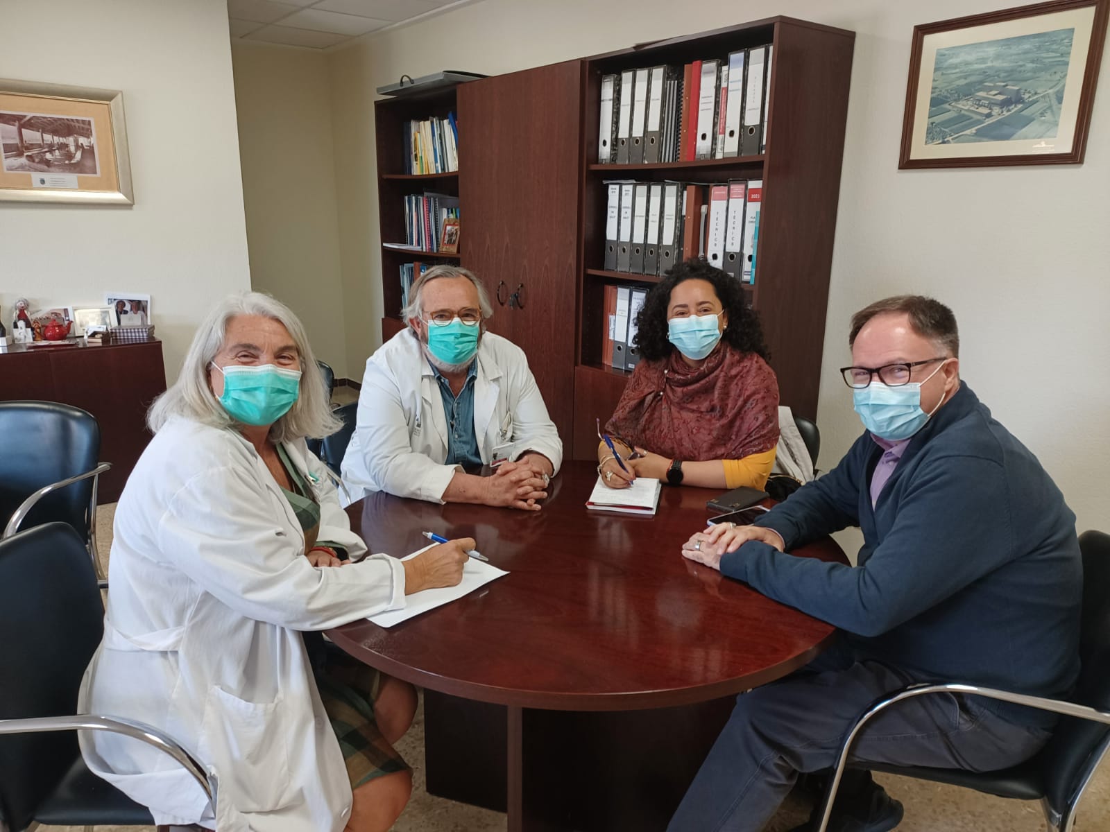 En la foto: ( de izquierda a derecha) La gerente del Departamento Margarita Llaudes, el subdirector médico Vicente Roselló, la doctora Claudia Marques Canabrava y el profesor Antonio Pazin de la Universidad de Sao Paolo.