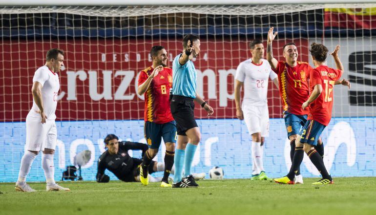 Odriozola, Aspas y Koke celebran el gol de España