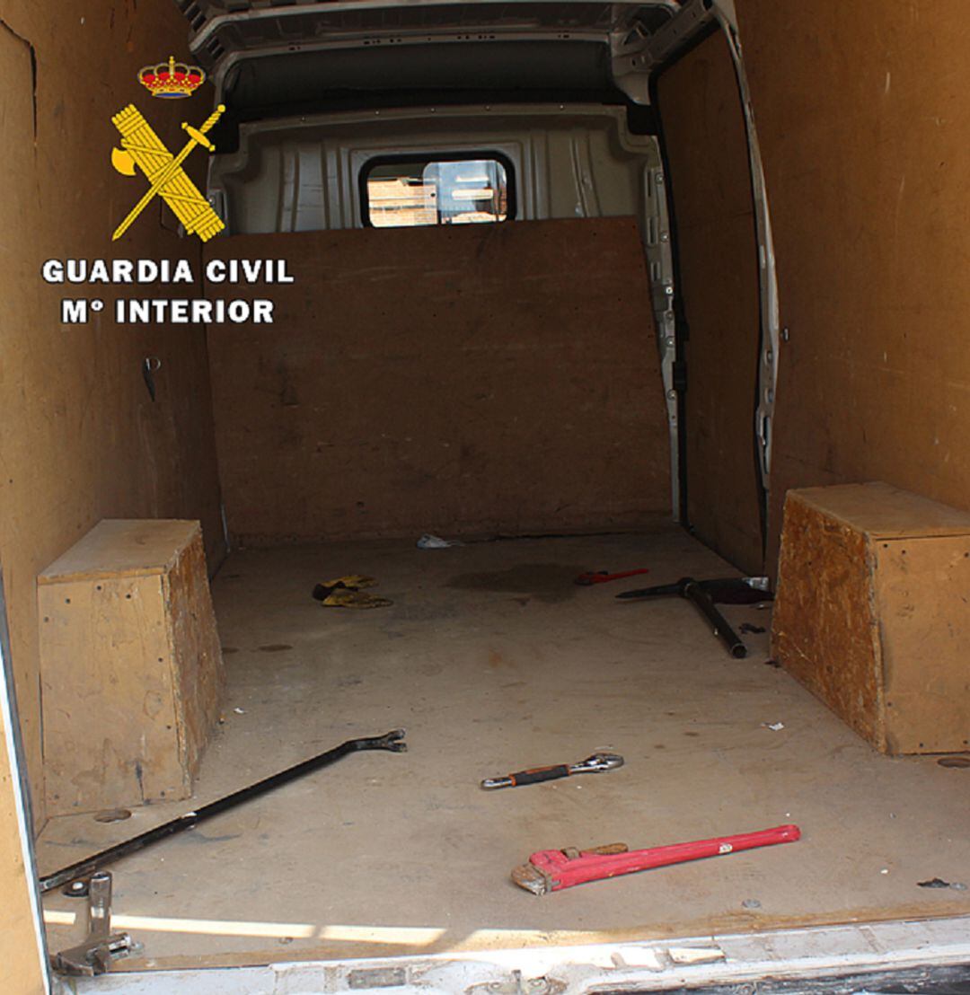 Interior de la furgoneta utilizada por los detenidos
