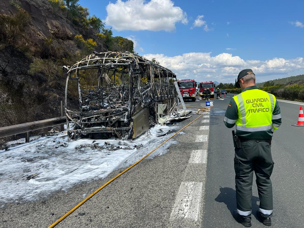 Arde un autobús con 55 personas dentro que regresaban de un partido de fútbol en Navarra y salen ilesas